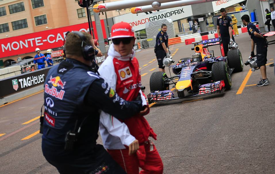 Che rischio per Kimi Raikkonen a Montecarlo: il pilota della Ferrari si  distratto ai box della Red Bull e solo l&#39;intervento di un membro dello staff della scuderia austriaca ha consentito al finlandese di salvarsi dall&#39;arrivo di Vettel. 